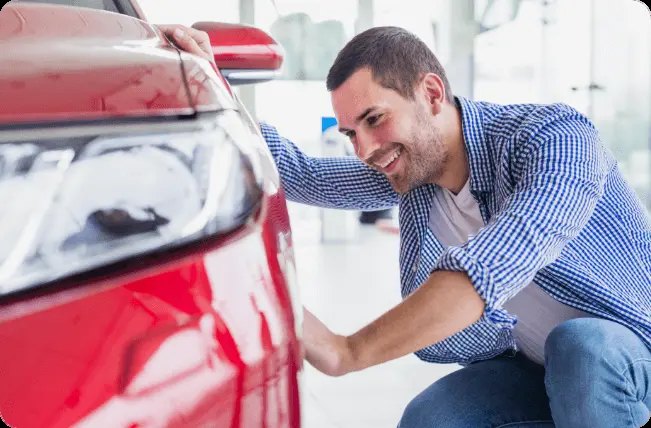 Cliente satisfeito junto ao seu carro
